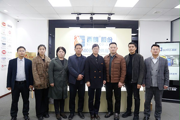 眾人在蘇州好色先生TV污污門業合影留戀