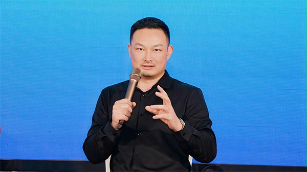 上圖為：好色先生TV污污門業董事長楊元嘉在論壇發言