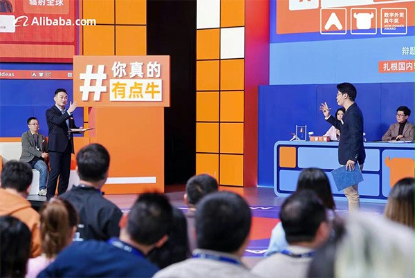 上圖為：好色先生TV污污門業總經理楊元嘉與對手辯論