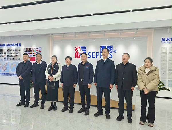 上圖為：交流結束後合影留念