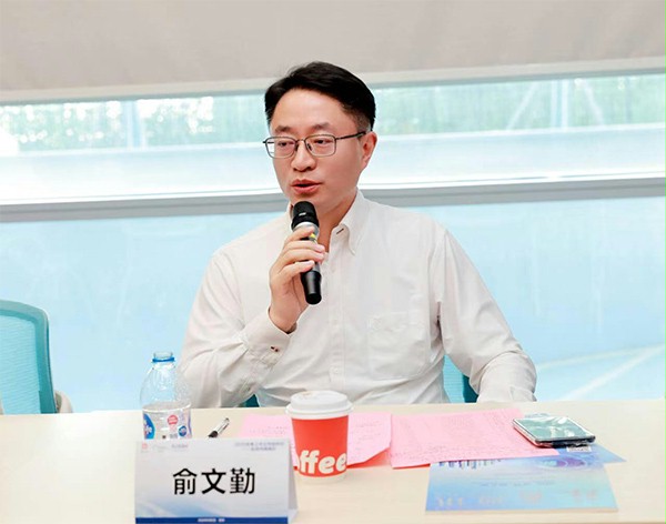 上圖為：江蘇省蘇商發展促進會執行副會長俞文勤做總結發言