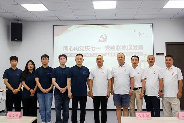 上圖為：部分黨員合影留念