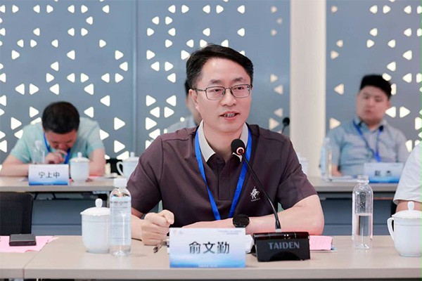 上圖：蘇商會副會長俞文勤作總結發言